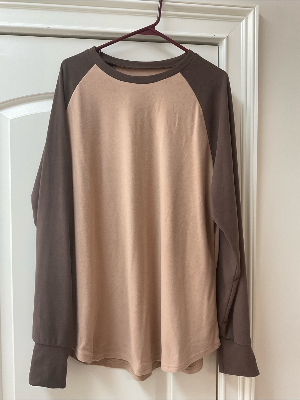 Classic Two-Tone Raglan Sweatshirt in Beige and Brown